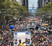 San Fransiske surengtas paradas Auk&scaron;čiausiajam teismui įteisinus tos pačios lyties santuokas