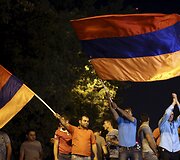 Jerevane protestuotojai nepaklūsta policijos reikalavimams i&scaron;siskirstyti po įtemptos nakties