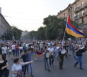 Jerevane protestuotojai nepaklūsta policijos reikalavimams i&scaron;siskirstyti po įtemptos nakties