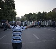 Jerevane protestuotojai nepaklūsta policijos reikalavimams i&scaron;siskirstyti po įtemptos nakties