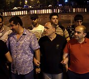 Jerevane protestuotojai nepaklūsta policijos reikalavimams i&scaron;siskirstyti po įtemptos nakties