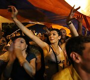 Jerevane protestuotojai nepaklūsta policijos reikalavimams i&scaron;siskirstyti po įtemptos nakties