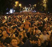 Jerevane protestuotojai nepaklūsta policijos reikalavimams i&scaron;siskirstyti po įtemptos nakties