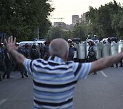 Jerevane protestuotojai nepaklūsta policijos reikalavimams i&scaron;siskirstyti po įtemptos nakties