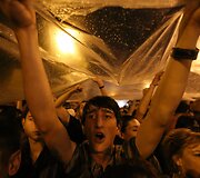 Jerevane protestuotojai nepaklūsta policijos reikalavimams i&scaron;siskirstyti po įtemptos nakties