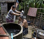 Myint Naing rituali&scaron;kai nuplaunamas nuo piktųjų dvasių prie&scaron; įžengiant į namus