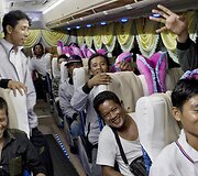 Myint Naing kartu su kitais i&scaron;laisvintais vergais autobusu vyksta namo