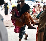 Varginanti kaitros banga Pakistane