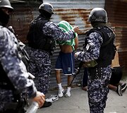 Salvadoro policija ėmėsi veiksmų prie&scaron; &scaron;alyje karaliavusias nusikalstamas gaujas