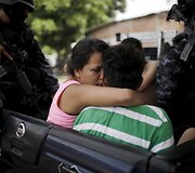 Salvadoro policija ėmėsi veiksmų prie&scaron; &scaron;alyje karaliavusias nusikalstamas gaujas