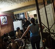 Salvadoro policija apklausia gaujos nario artimuosius