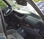 Į medį atsitrenkęs &bdquo;Renault&ldquo; automobilis