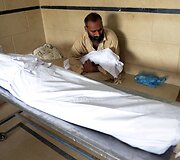 Pakistanietis laiko per kar&scaron;čius mirusį savo trimetį sūnų