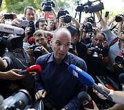Atsistatydinęs Yanis Varoufakis apsuptas žurnalistų