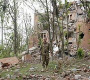 Ukrainos kariai patruliuoja prie sugriautų namų &Scaron;irokine, Ukrainoje