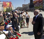 Aleksandras Luka&scaron;enka kalbasi su į minėjimą atėjusiais žmonėmis