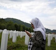 Hajra Catic prie Srebrenicos žudynėse nužudyto savo vyro kapo