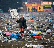 Mergina lauke po Glastonberio festivalio Didžiojoje Britanijoje