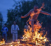 Vyras Rusijoje &scaron;oka per laužą