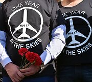 Kijeve prie Nyderlandų ambasados dedamos gėlės