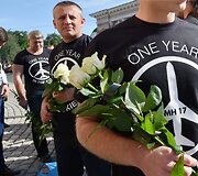 Kijeve prie Nyderlandų ambasados dedamos gėlės