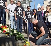 Kijeve prie Nyderlandų ambasados dedamos gėlės