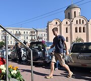 Kijeve prie Nyderlandų ambasados dedamos gėlės