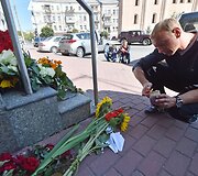 Kijeve prie Nyderlandų ambasados dedamos gėlės