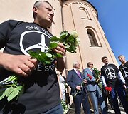 Kijeve prie Nyderlandų ambasados dedamos gėlės