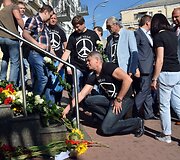 Kijeve prie Nyderlandų ambasados dedamos gėlės