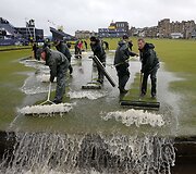 Darbininkai i&scaron;valo vandenį i&scaron; golfo aik&scaron;tyno prie&scaron; čempionatą Didžiojoje Britanijoje