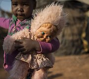 Vaikas su lėle Pietų Afrikos Respublikoje
