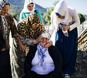 Moteris prie savo brolio kapo duobės, jo kūnas buvo rastas masinėje kapavietėje ir atpažintas praėjus 20 metų po Srebrenicos žudynių