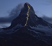Saulės energijos lemputies &scaron;viečia ant kalno &Scaron;veicarijoje