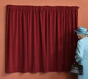 Karalienė Elžbieta II atidengia memorialinę lentelę Londone