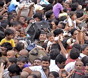 Spūstis Indijos religiniame festivalyje