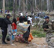 Policininkai Peru naikina nelegalias aukso kasyklų stovyklas