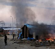 Policininkai Peru naikina nelegalias aukso kasyklų stovyklas