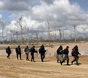 Policininkai Peru naikina nelegalias aukso kasyklų stovyklas