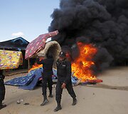 Policininkai Peru naikina nelegalias aukso kasyklų stovyklas