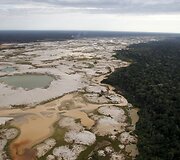Policininkai Peru naikina nelegalias aukso kasyklų stovyklas