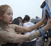 Pietų Korėjoje rengiamas kasmetinis purvo festivalis