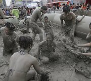 Pietų Korėjoje rengiamas kasmetinis purvo festivalis