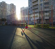 Vaikinas žaidžia futbolą Rusijoje