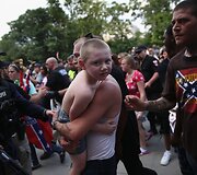 Kukluksklano nariai protestavo dėl konfederatų vėliavos pa&scaron;alinimą