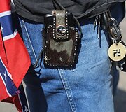 Kukluksklano nariai protestavo dėl konfederatų vėliavos pa&scaron;alinimą