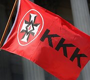 Kukluksklano nariai protestavo dėl konfederatų vėliavos pa&scaron;alinimą