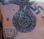 Kukluksklano nariai protestavo dėl konfederatų vėliavos pa&scaron;alinimą