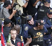 Kukluksklano nariai protestavo dėl konfederatų vėliavos pa&scaron;alinimą