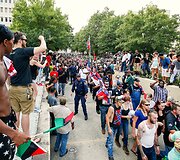Kukluksklano nariai protestavo dėl konfederatų vėliavos pa&scaron;alinimą